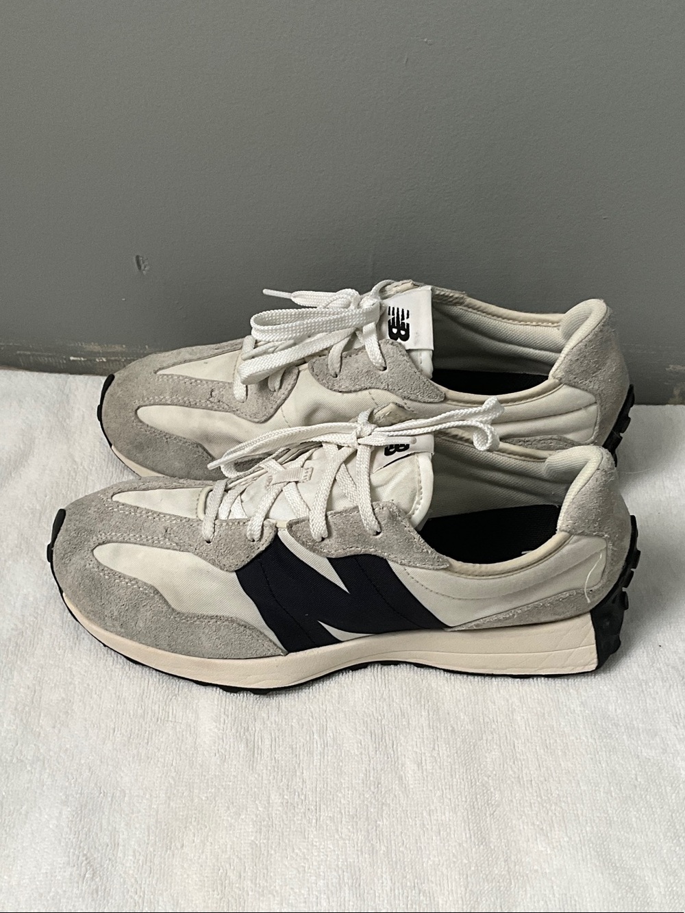 New Balance Men's 327 Retro Runner Sneakers in Grey/Black